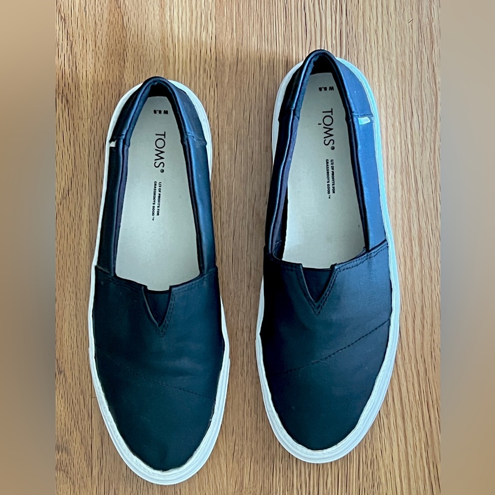 TOMS water resistant black slip on shoes 8.5 M Womens